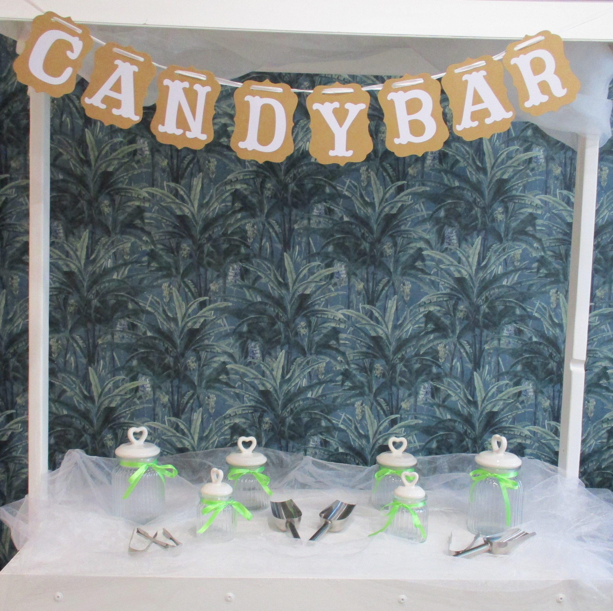 Candybar mit Gläser, Schaufeln, Wimpelkette, Zangen