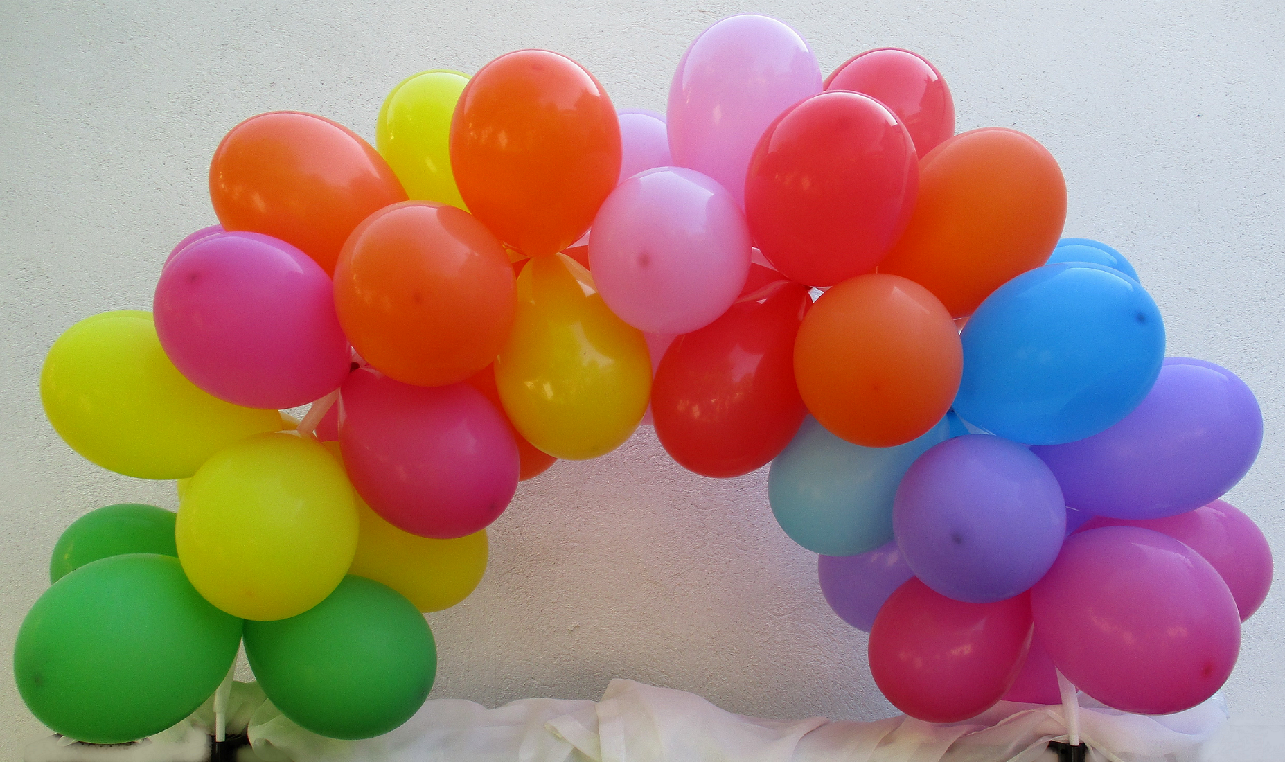Luftballonbogen mit Luftballons, Hochzeitsdekoration, Hochzeit, Dekorationsvermietung, Dekorationsverleih